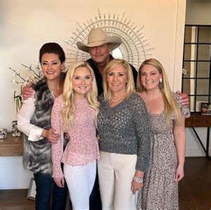 
Alan Jackson’s Inspiring Union Of 4 Decades With Wife Denise And Their Daughters 