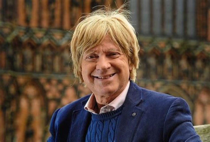 
Is Michael Fabricant’s Hair Real or Does He Wear a Wig? 