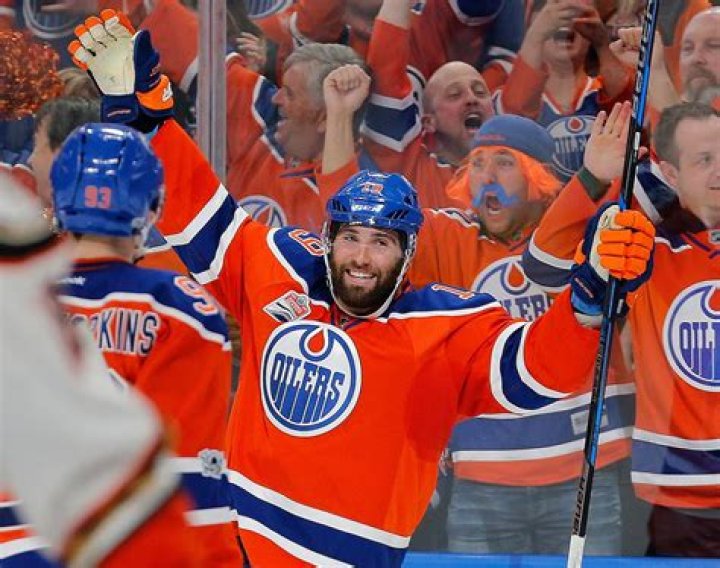 
NHL Star Pat Maroon Shares How He Turned a Sportscaster’s Body-Shaming Comments ‘Into a Positive’ 