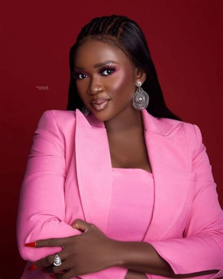 
Singer Tems Slammed For Disrespecting Senior Colleague, Waje 