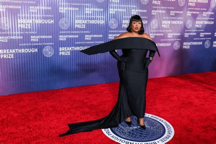 
Stevie Nicks Praises Lizzo for Her ‘Beautiful’ People’s Choice Awards Presentation: ‘Stunning’ 